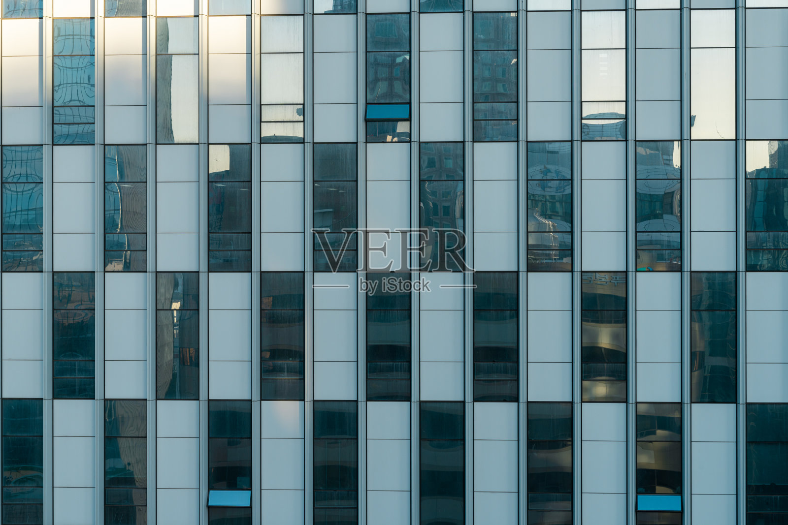 建筑的外部，反光和不透明的玻璃形成了一个方格的外墙照片摄影图片