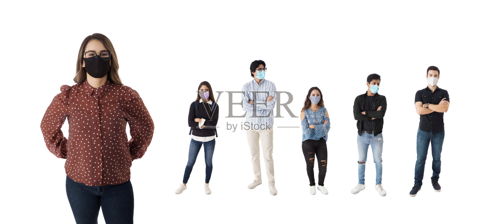 一些拉丁学生戴着面具，双臂交叉站在队伍里照片摄影图片