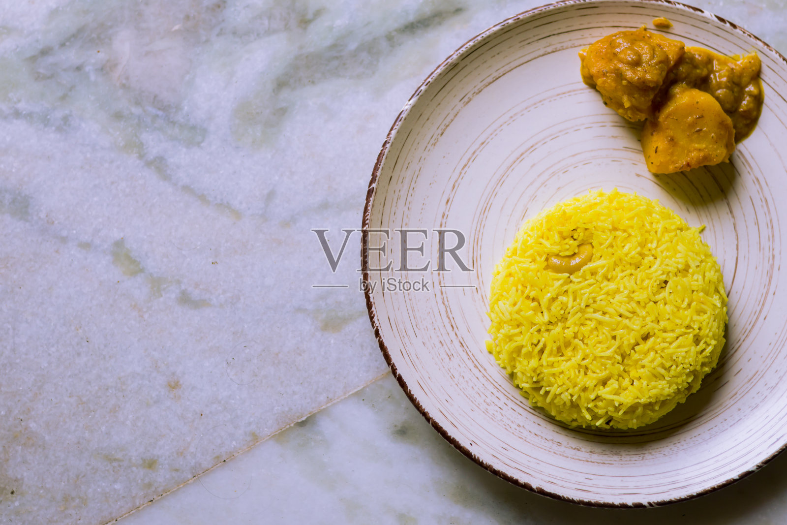 Pulav和土豆咖喱上碟。传统的孟加拉巴桑提炒饭或甜炒饭或炒饭在印度教的礼拜仪式中被用作供奉神灵的祭品。照片摄影图片