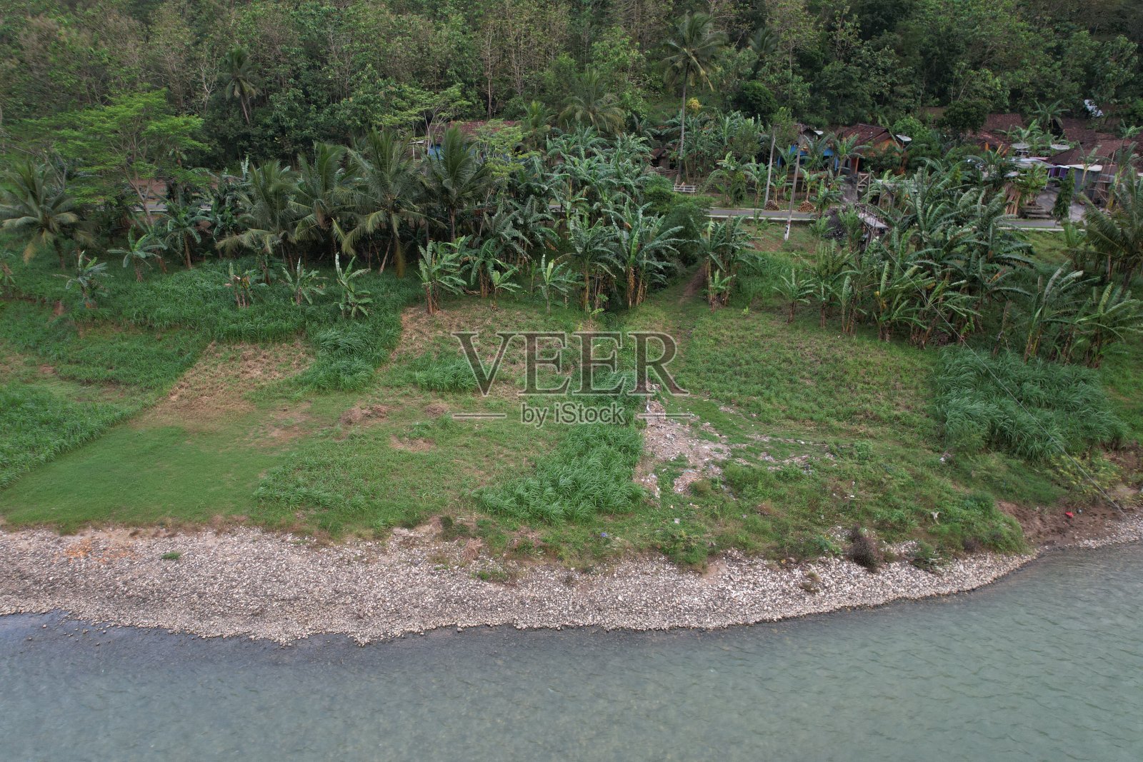 印尼森林里的河流鸟瞰图。山谷里的河流，河岸上有灰色的鹅卵石。热带雨林。绿松石般清澈的水。照片摄影图片