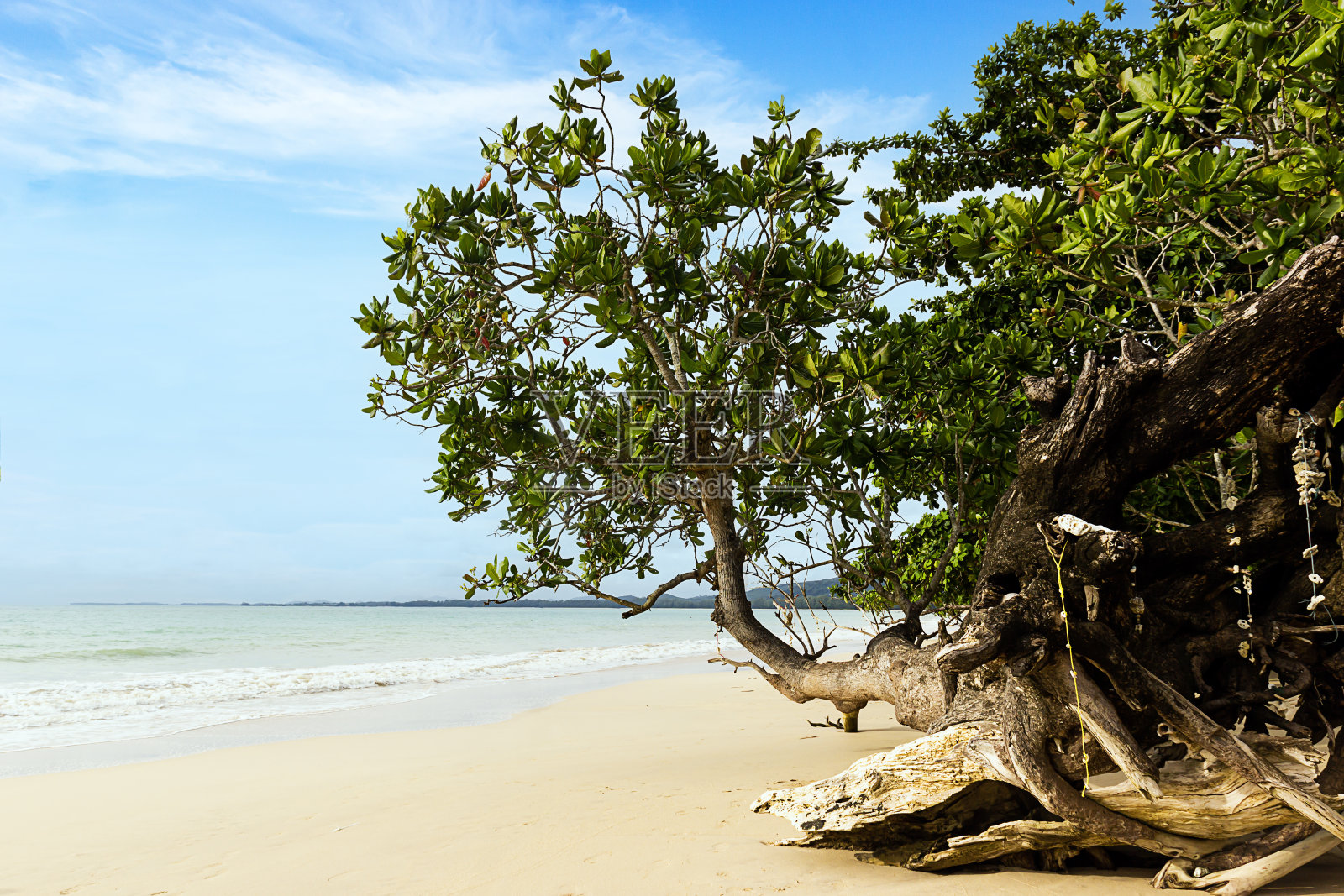 泰国攀牙的Khao Lak海滩有蓝天照片摄影图片
