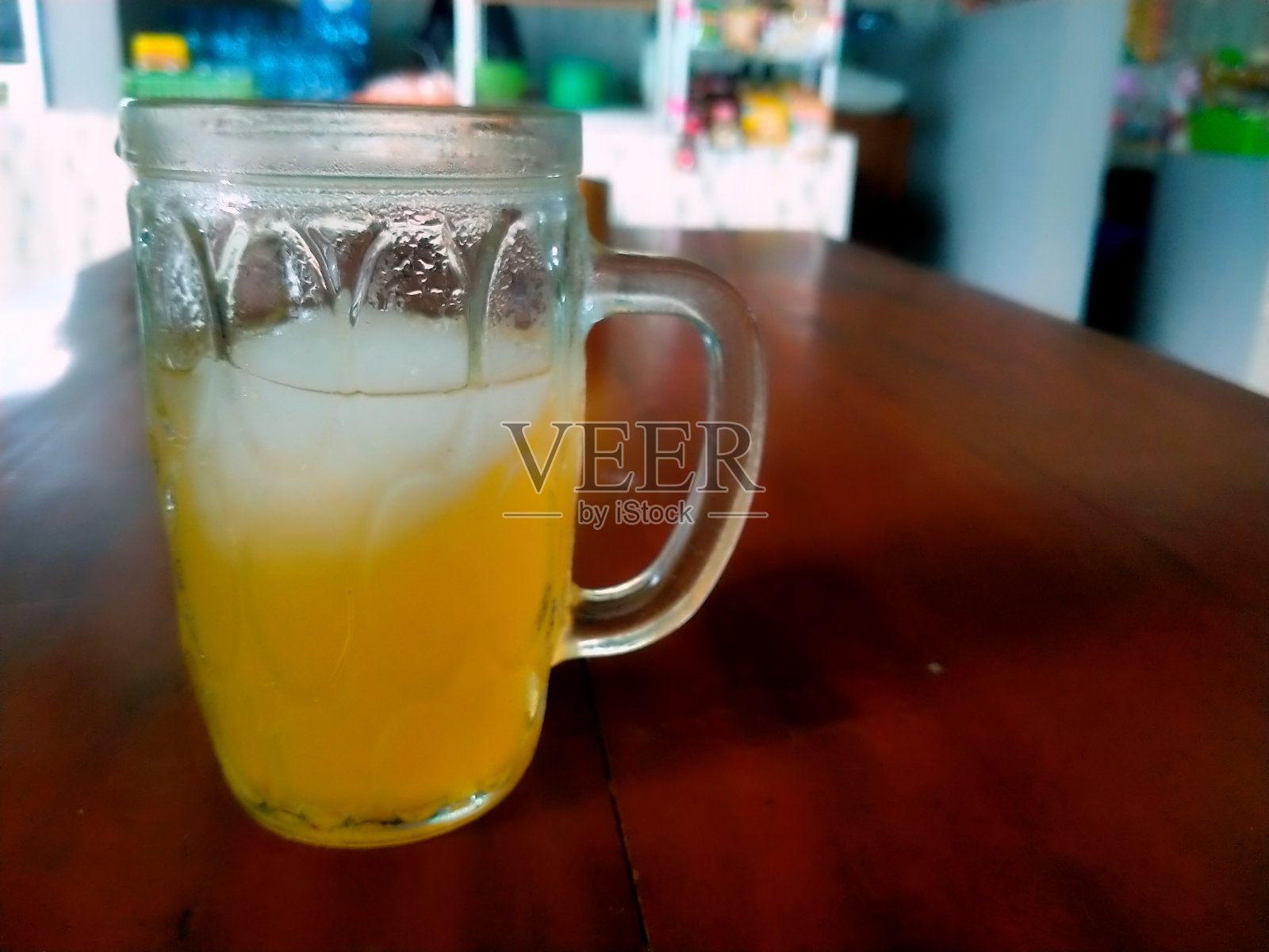 在一个大玻璃杯里放橙冰照片摄影图片