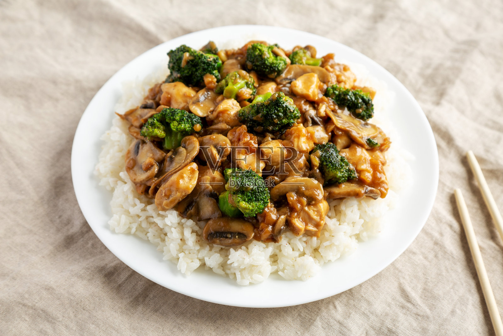 自制鸡肉蔬菜炒白米饭，低角度观看。照片摄影图片