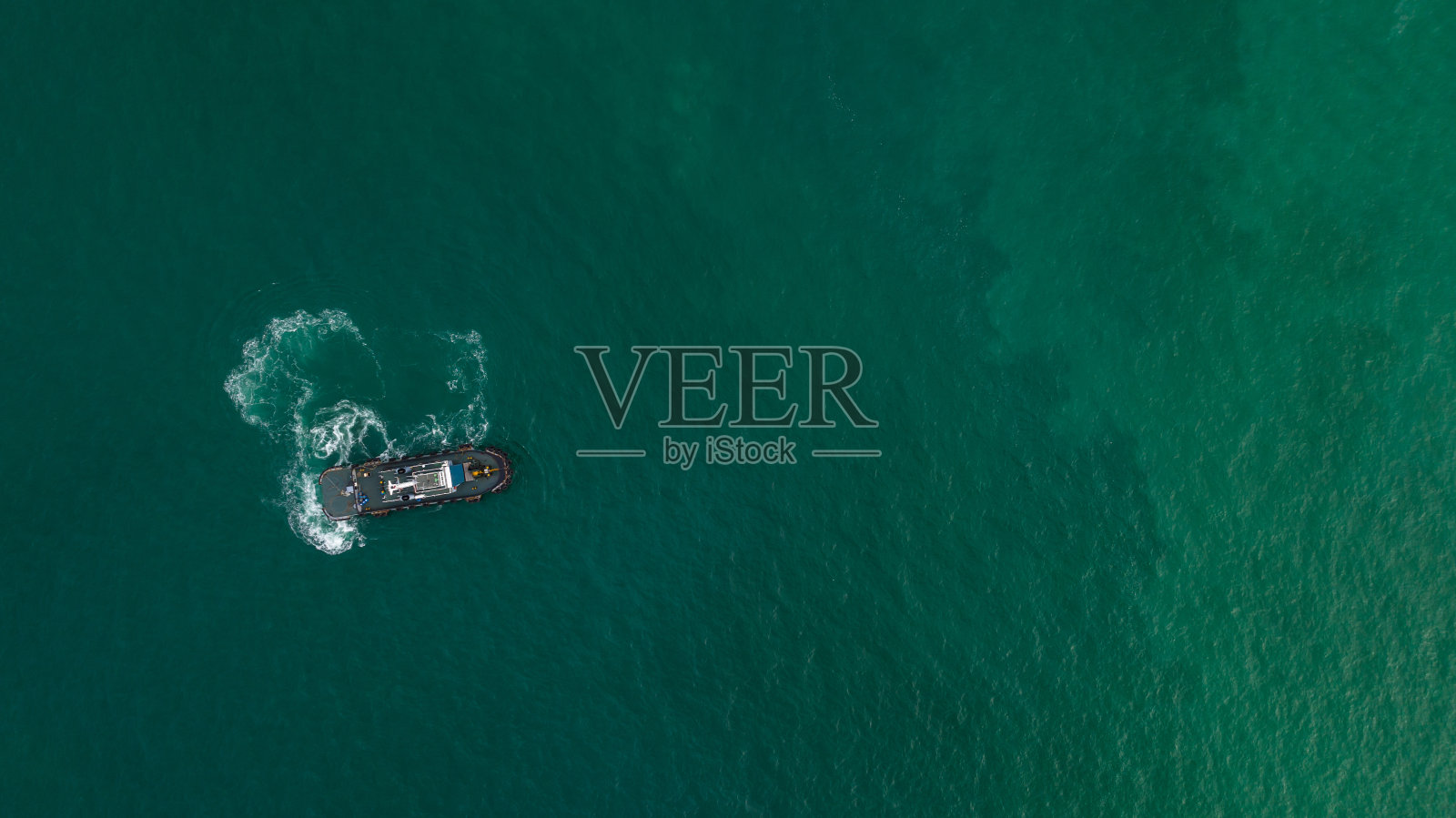 海上航拍俯视图拖船试验发动机。照片摄影图片