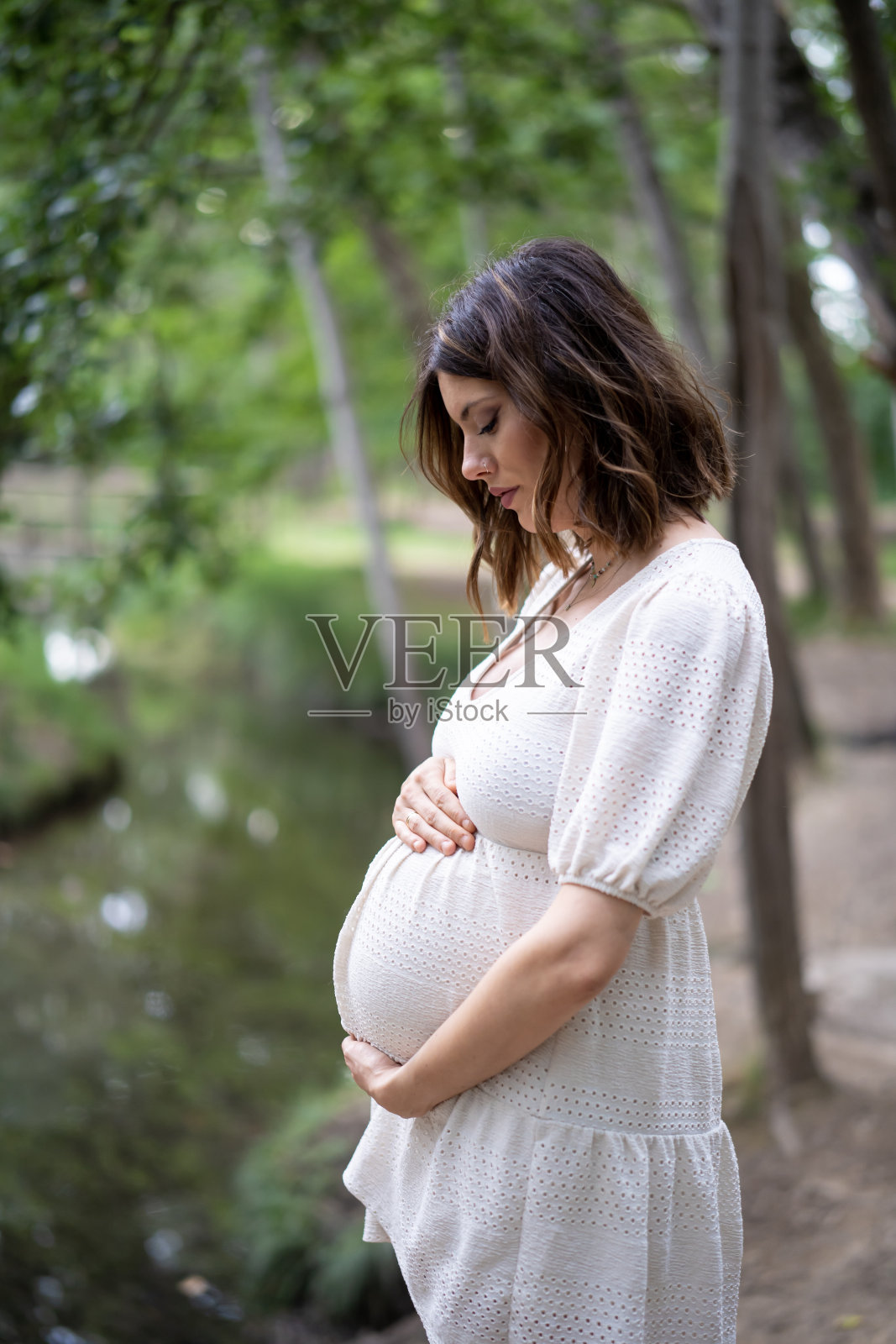 美丽的年轻孕妇在森林里享受大自然照片摄影图片