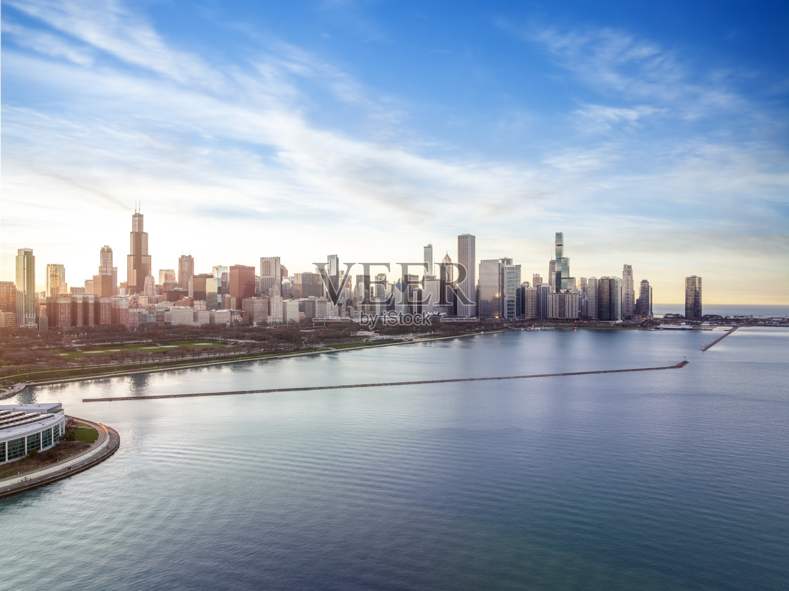 芝加哥滨河步道的城市景观，位于密歇根河上的杜可布桥上照片摄影图片