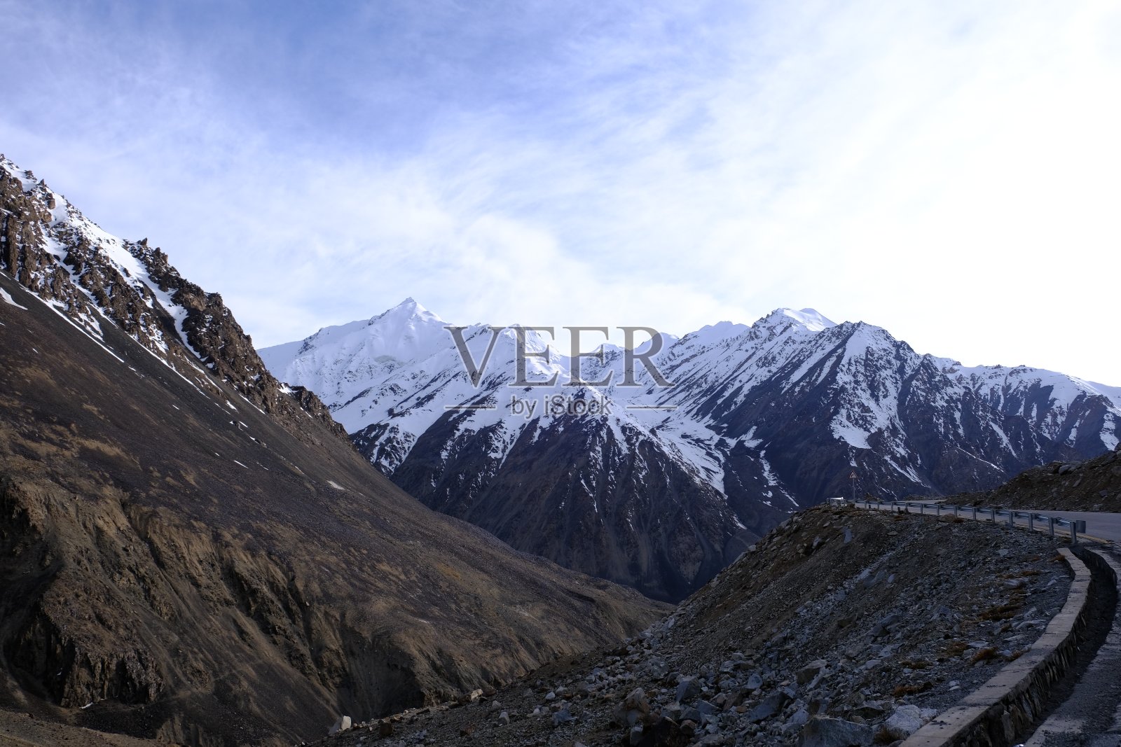 山的景观，美丽的山间小屋，山坡上树木茂盛，蓝天照片摄影图片