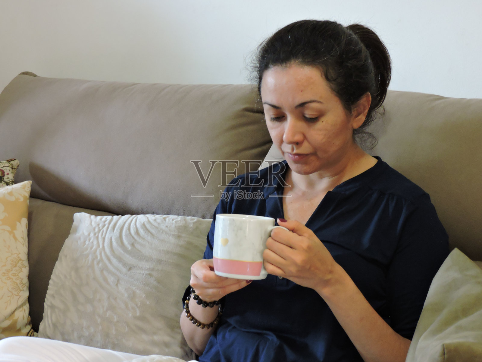 巴西妇女喝茶照片摄影图片