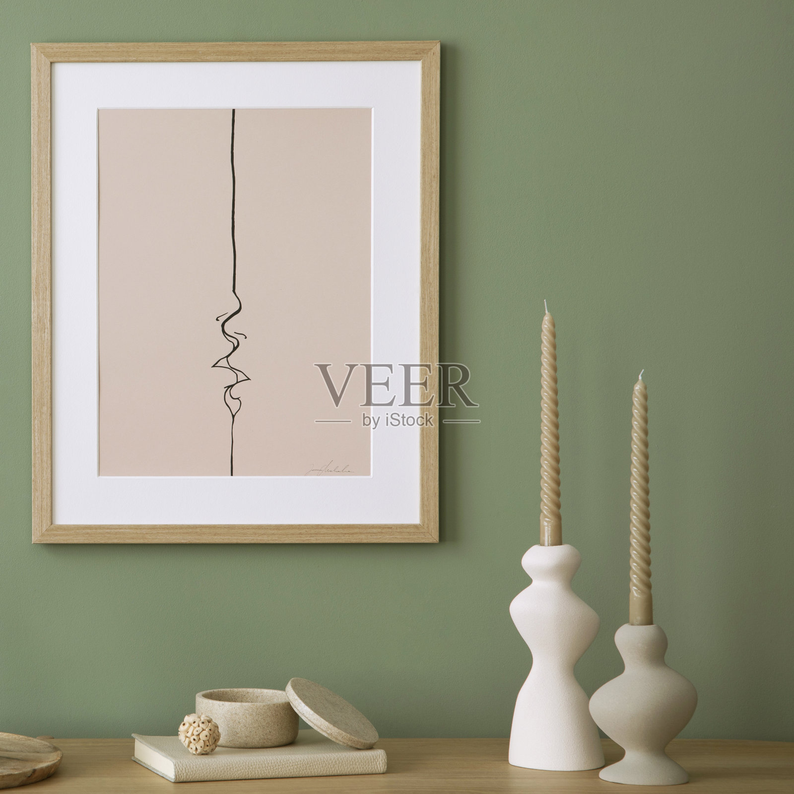 时尚的客厅室内设计，模拟海报框架，木制抽屉柜，米色花瓶和创意家居配件。鼠尾草绿墙。模板。照片摄影图片