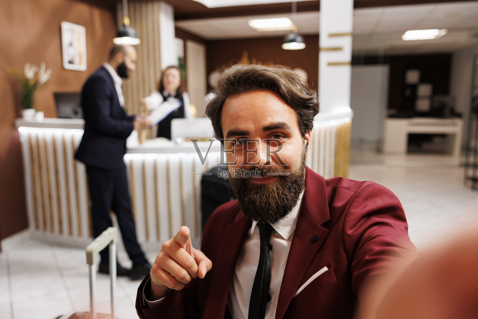 商人使用视频通话的POV照片摄影图片