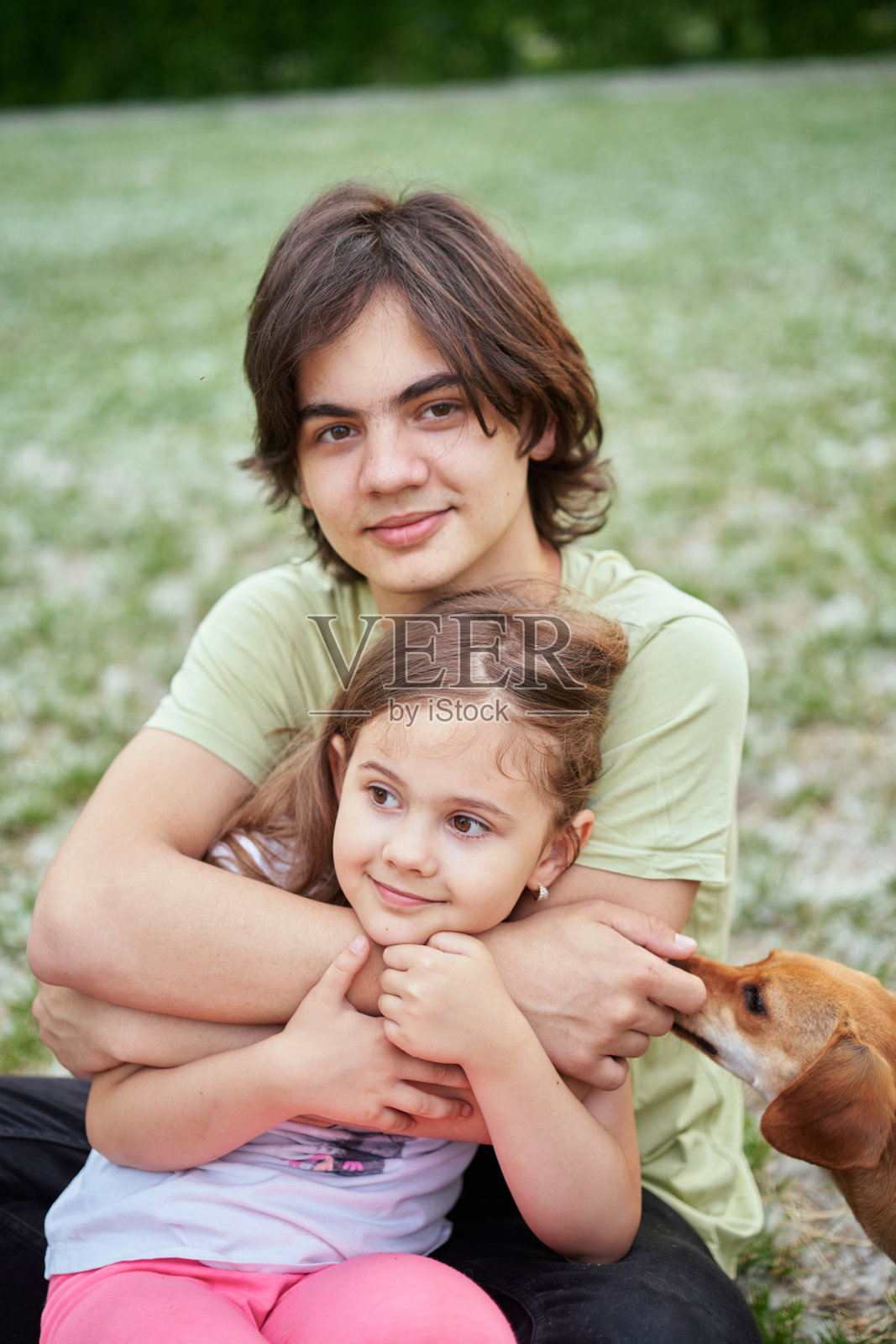 兄弟情谊，姐妹情谊，兄弟姐妹，家庭观念。弟弟抱着妹妹照片摄影图片