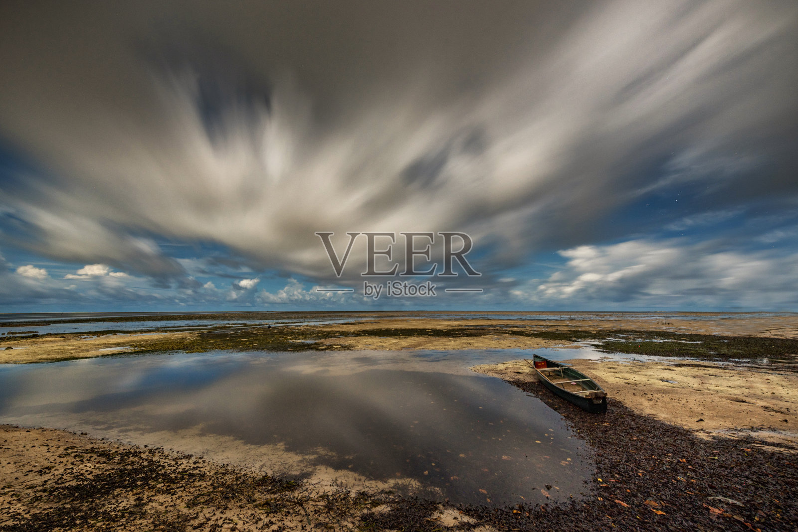 长曝光夜间摄影在佩琉琉，帕劳岛。低潮海水。密克罗尼西亚照片摄影图片