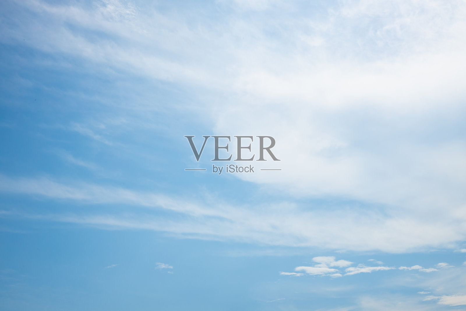 蓝天上的云。照片摄影图片