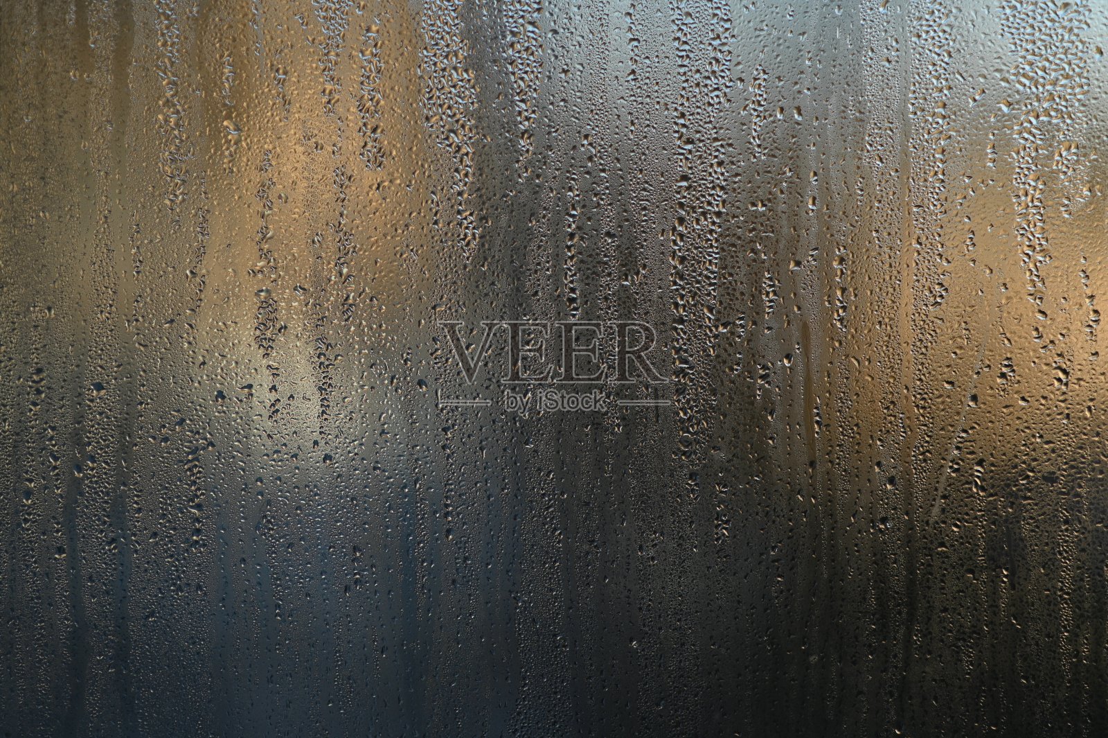 水滴在玻璃上的纹理。照片摄影图片