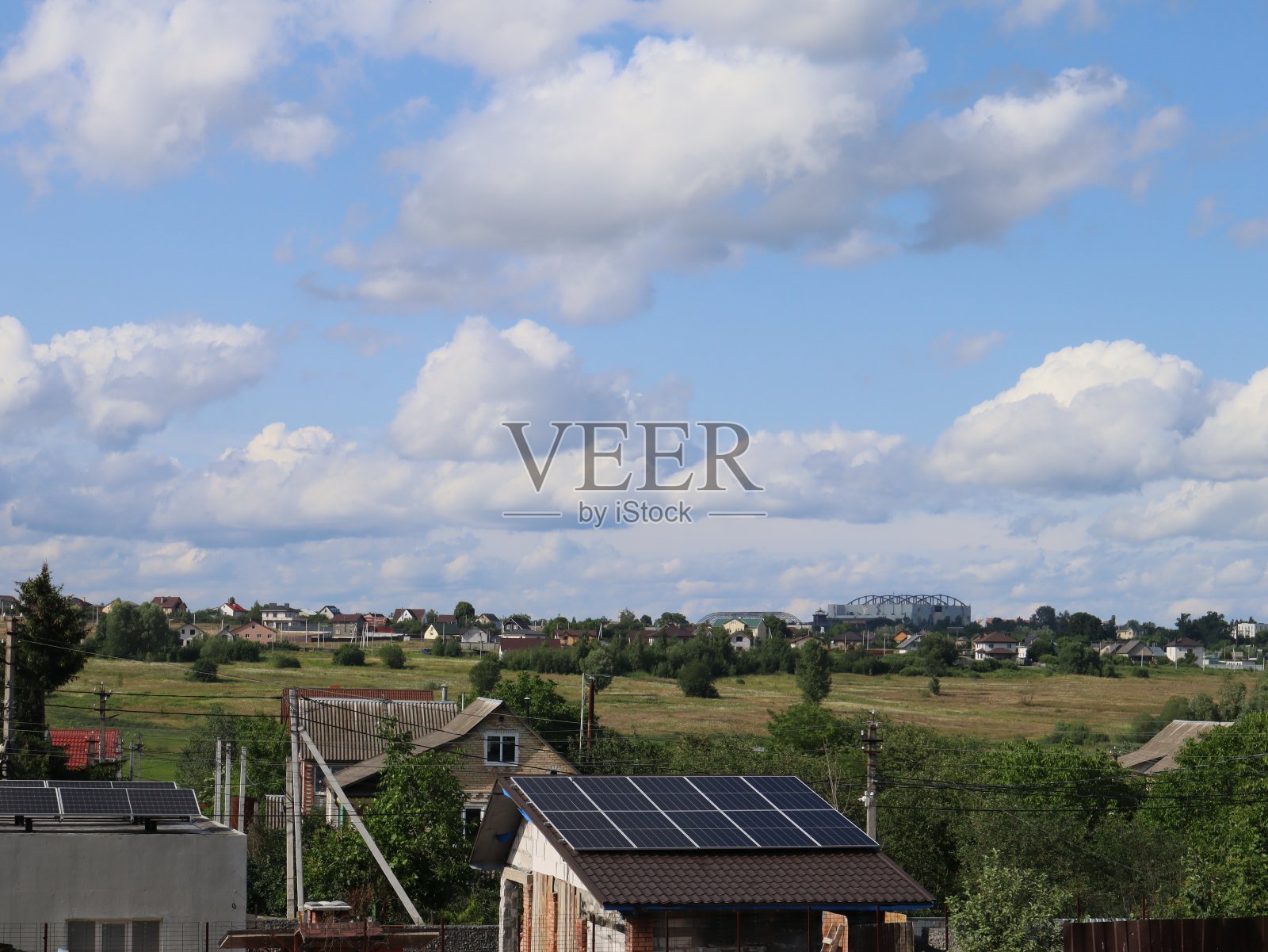 景观与房屋在前景。乌克兰的乡村景色。照片摄影图片