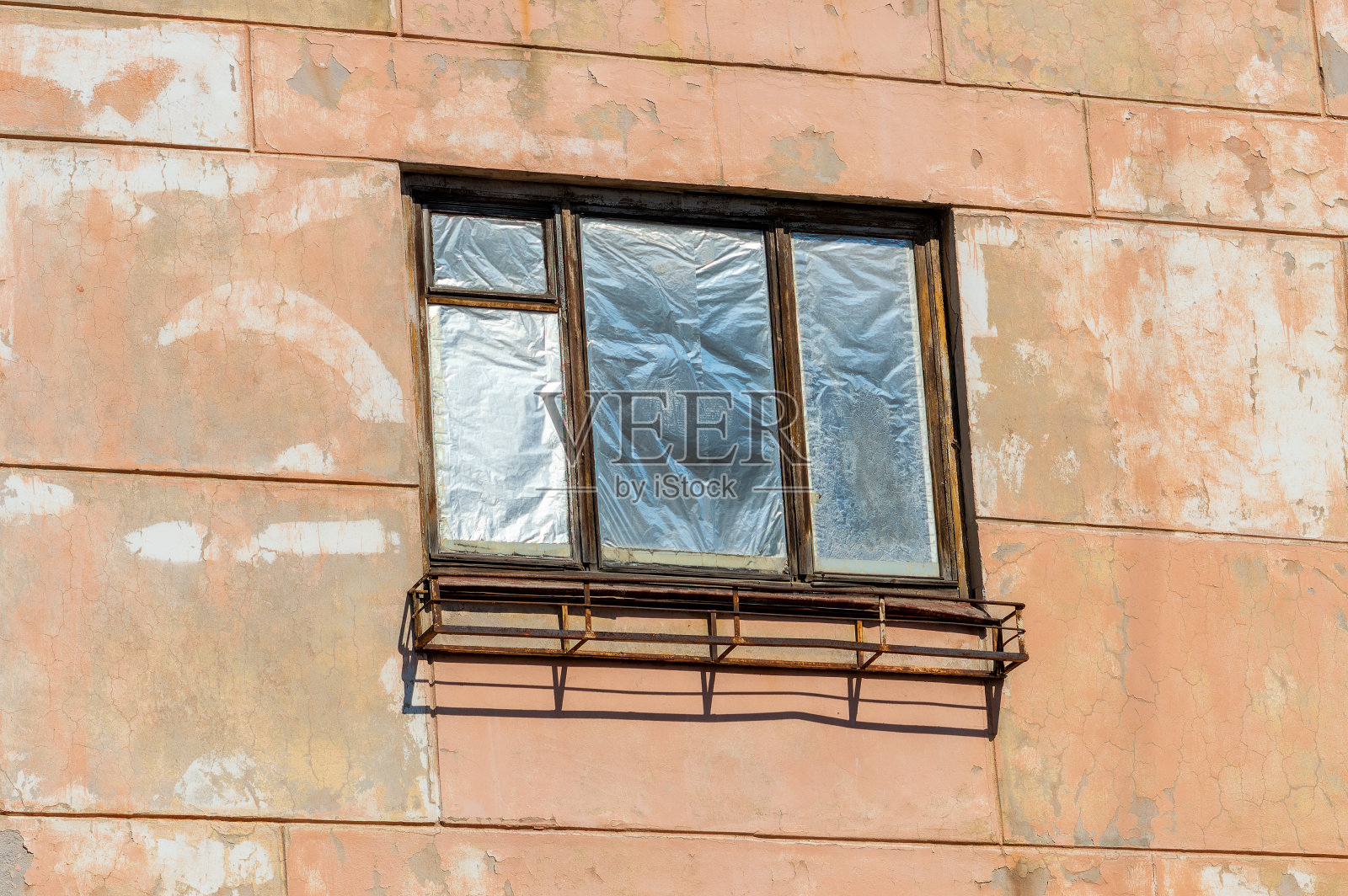 窗户用反光箔完全封住了照片摄影图片