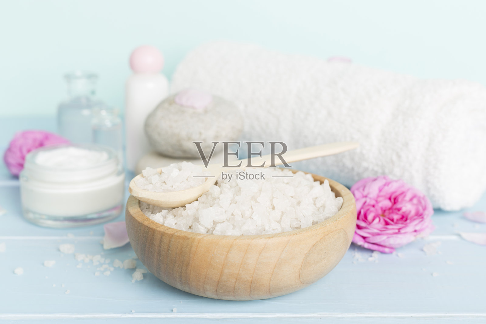 木制桌子上有粉红色玫瑰的水疗组合照片摄影图片