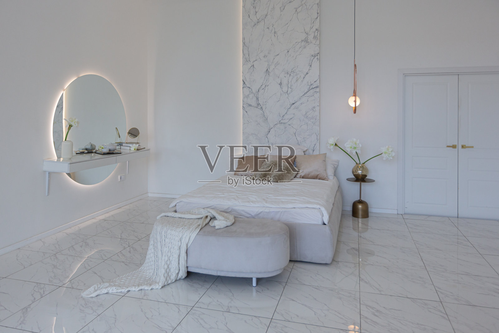 在一个现代宽敞的一室公寓的柔和柔和的米色设计的极简主义的光优雅的豪华卧室的闺房照片摄影图片