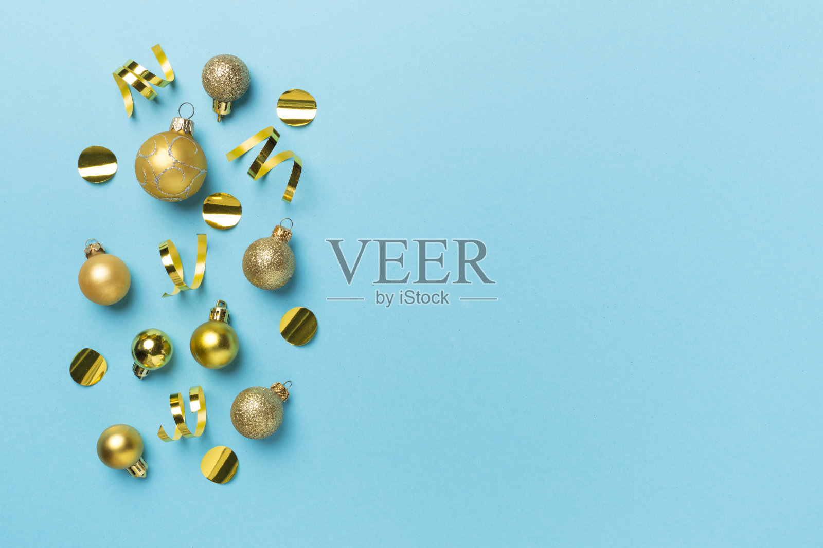 圣诞球彩色背景，俯视图照片摄影图片