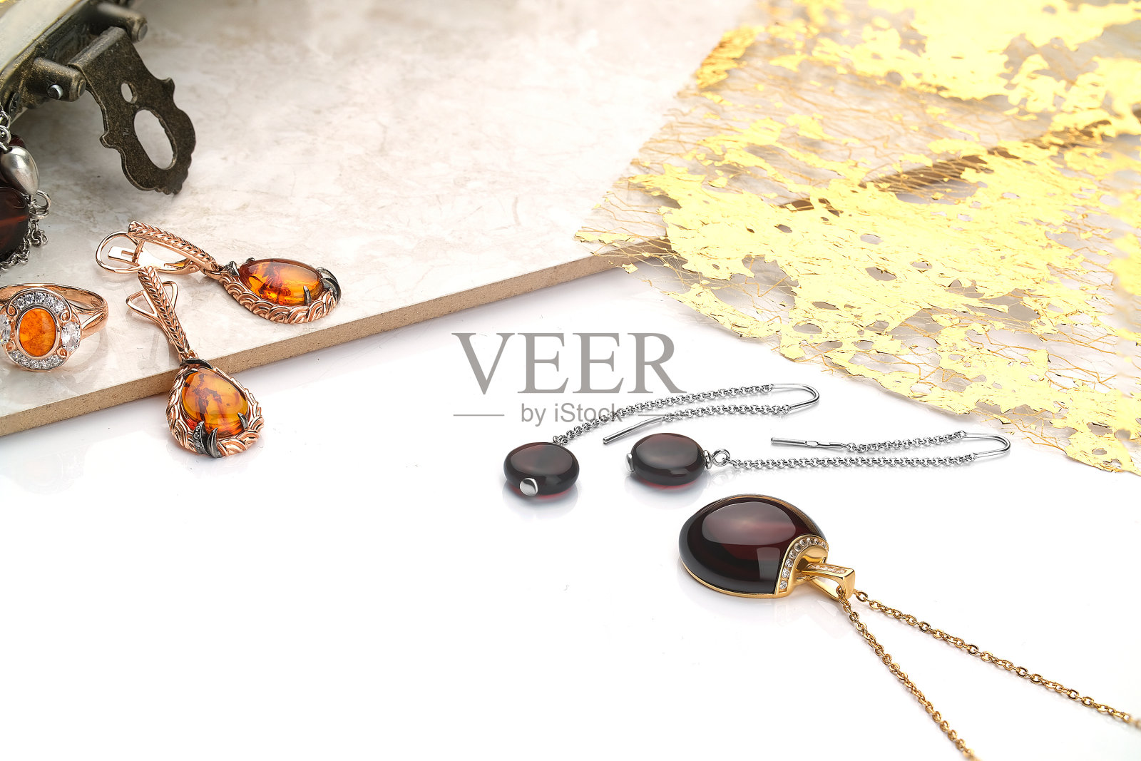 优雅的珠宝套装。镶有宝石的珠宝。首饰配件拼贴。产品静物概念。戒指、项链和耳环。照片摄影图片