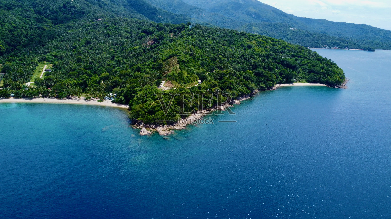海景和山景。热带岛屿鸟瞰图。照片摄影图片
