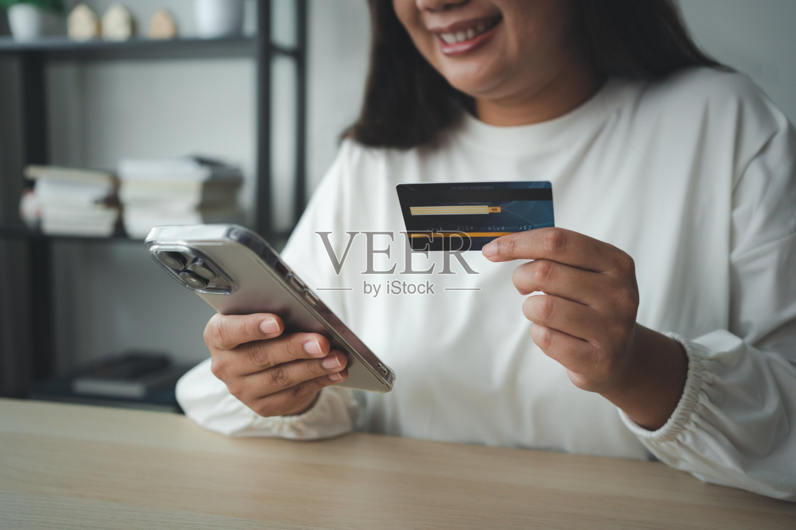 女性使用智能手机和信用卡进行网上交易服务或网上购物照片摄影图片