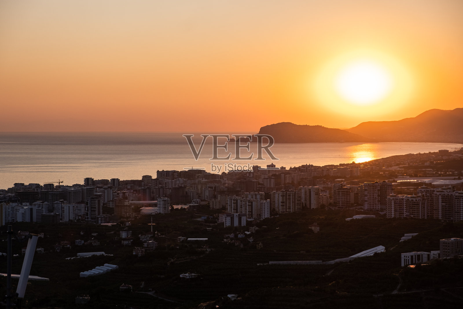 美丽的日落在地中海和城市照片摄影图片