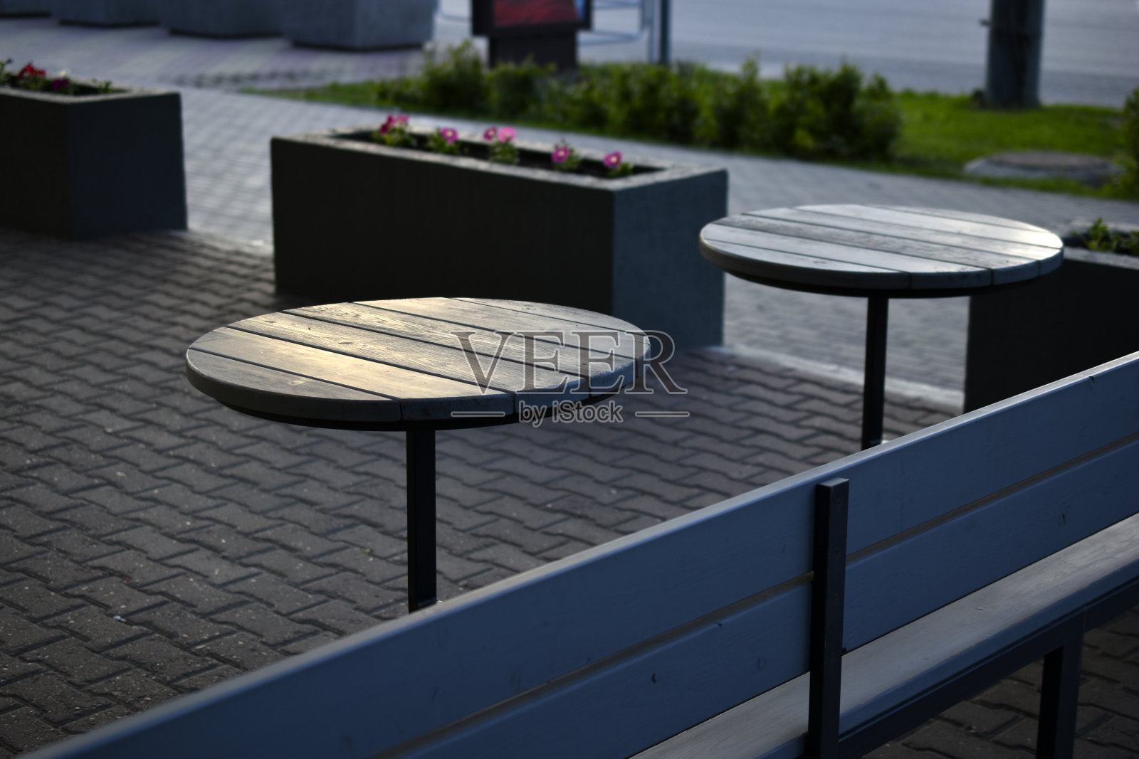 春天的城市凉亭。夏天咖啡馆里的一张桌子。照片摄影图片