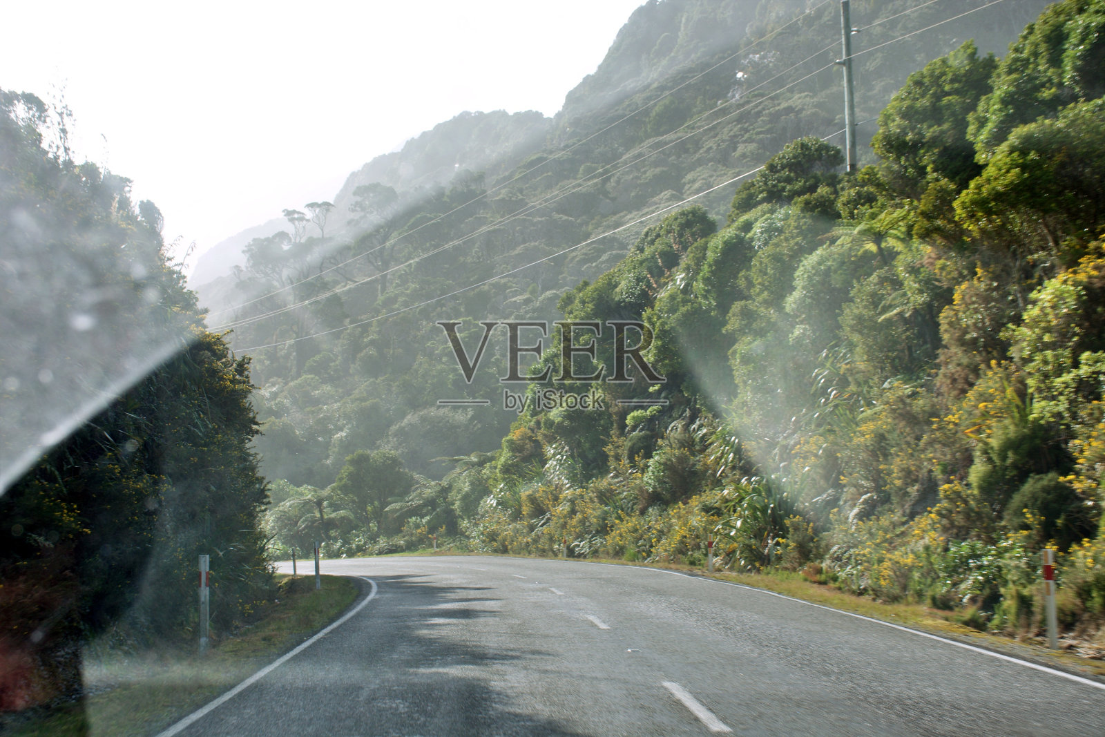 从新西兰西海岸高速公路的挡风玻璃看过去照片摄影图片