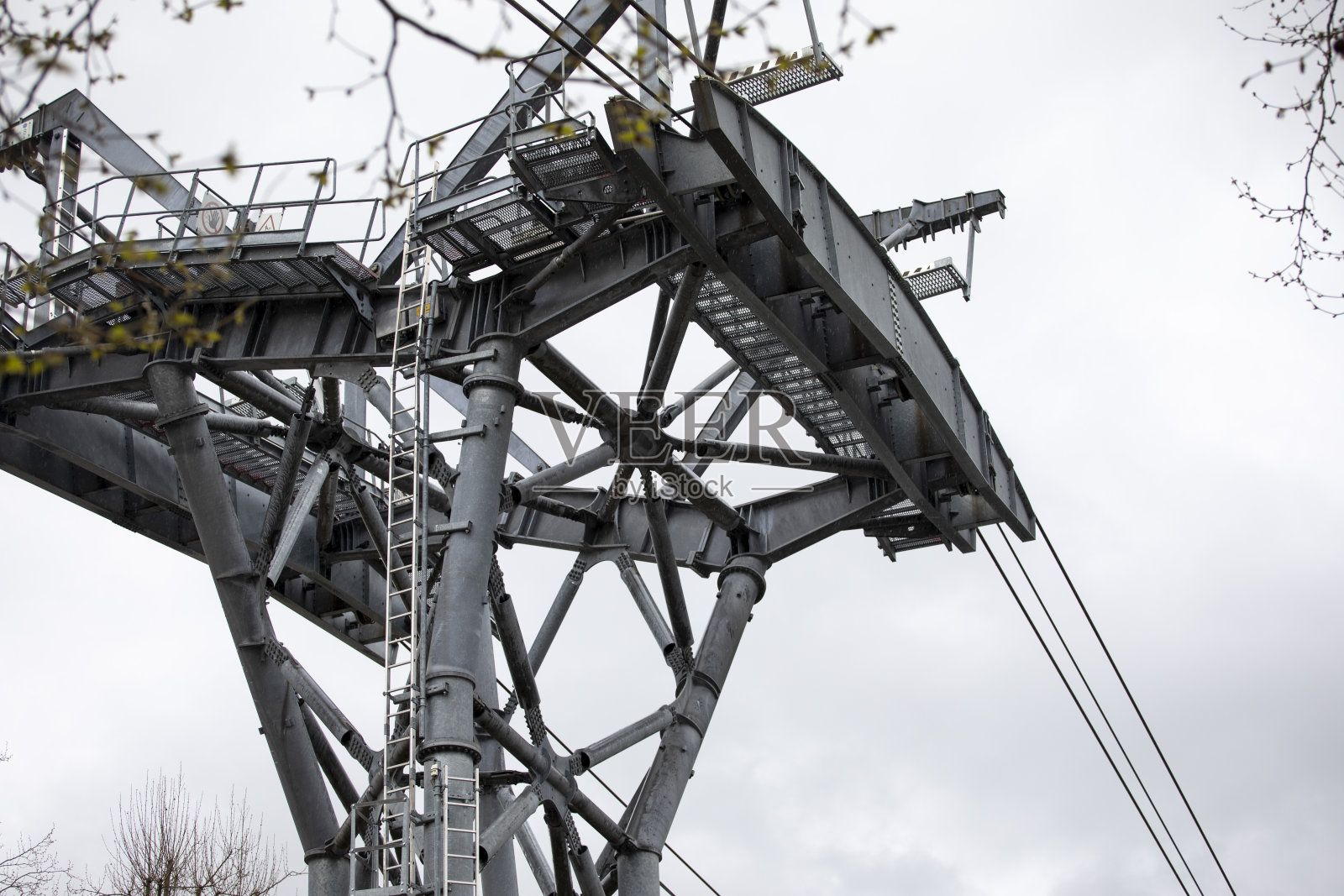 阴天的缆车塔照片摄影图片