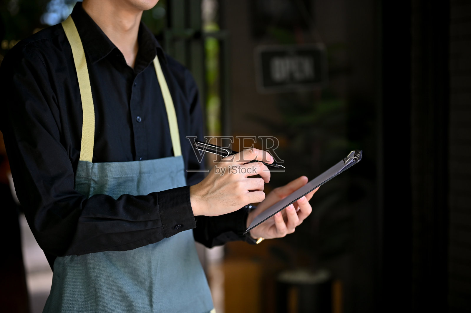 年轻男咖啡师为顾客点单的特写镜头照片摄影图片