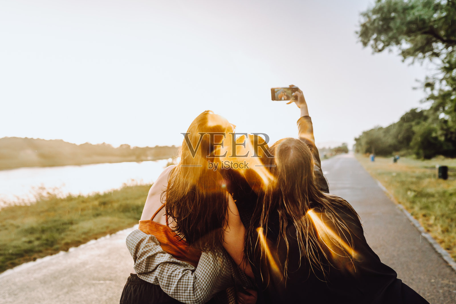 派对上年轻快乐的女孩自然照片摄影图片