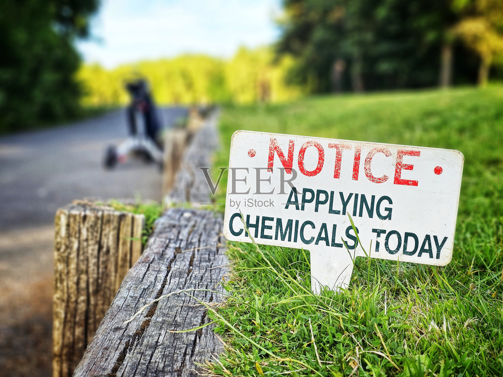 将化学品应用于高尔夫球场球道标志照片摄影图片