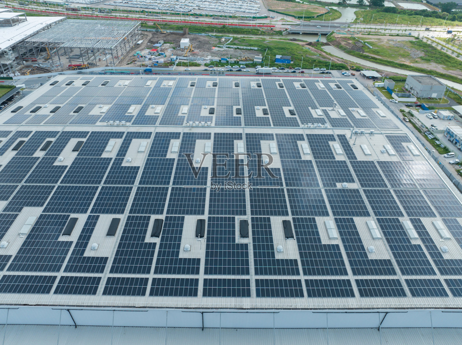 建筑屋顶利用太阳能发电照片摄影图片