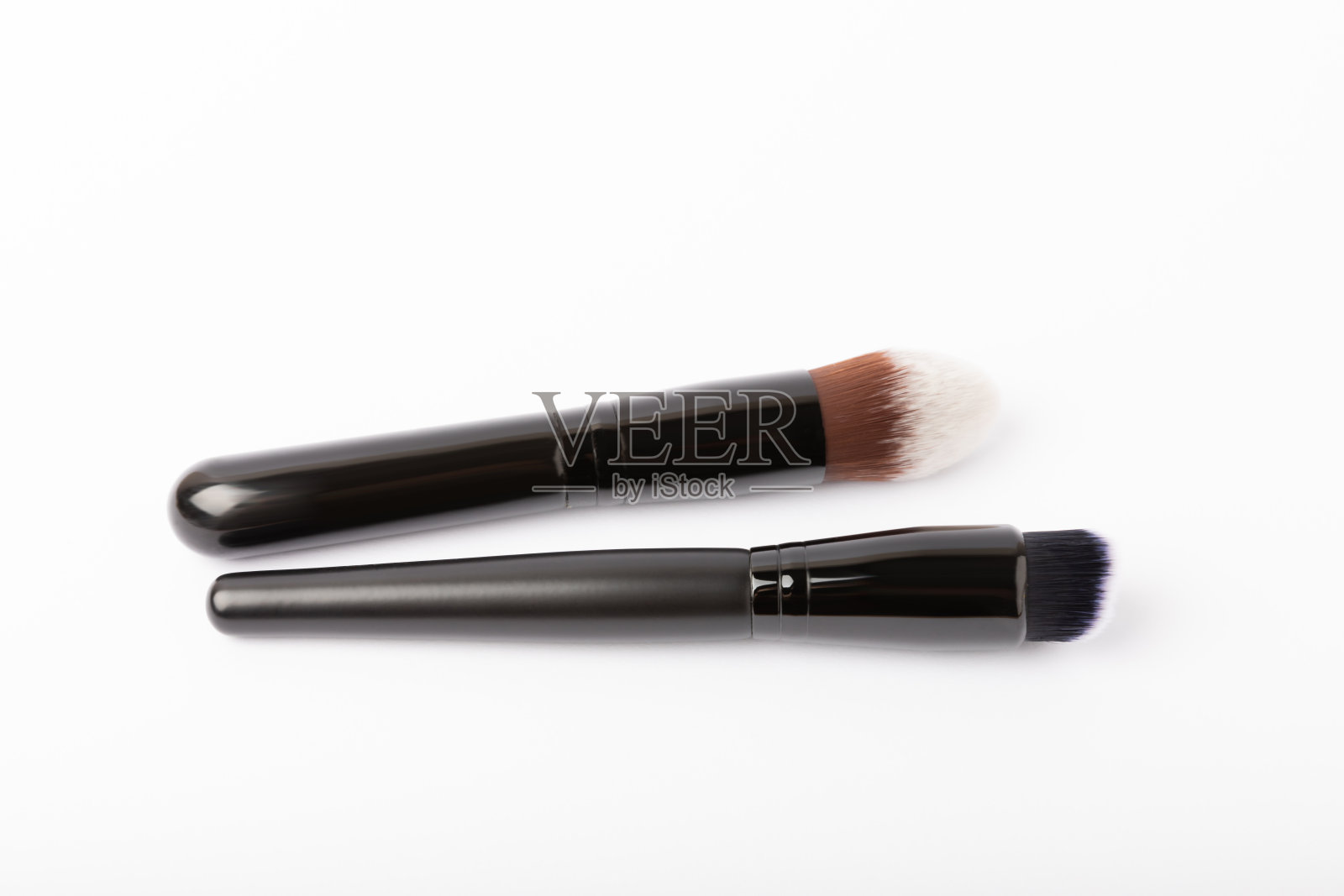 化妆刷孤立在白色背景上。专业化妆刷套装。照片摄影图片