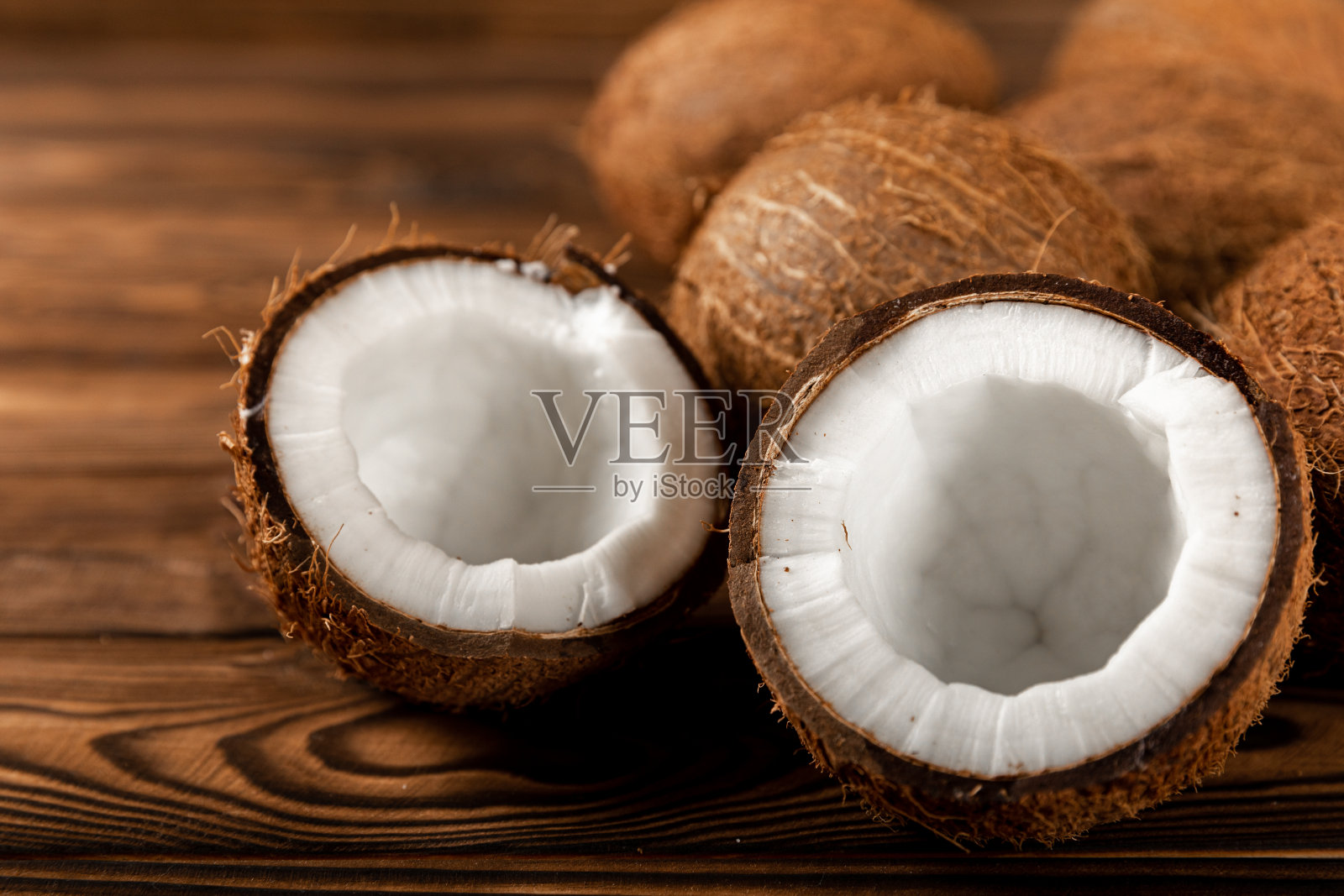 木制背景上的椰子。特写镜头。照片摄影图片