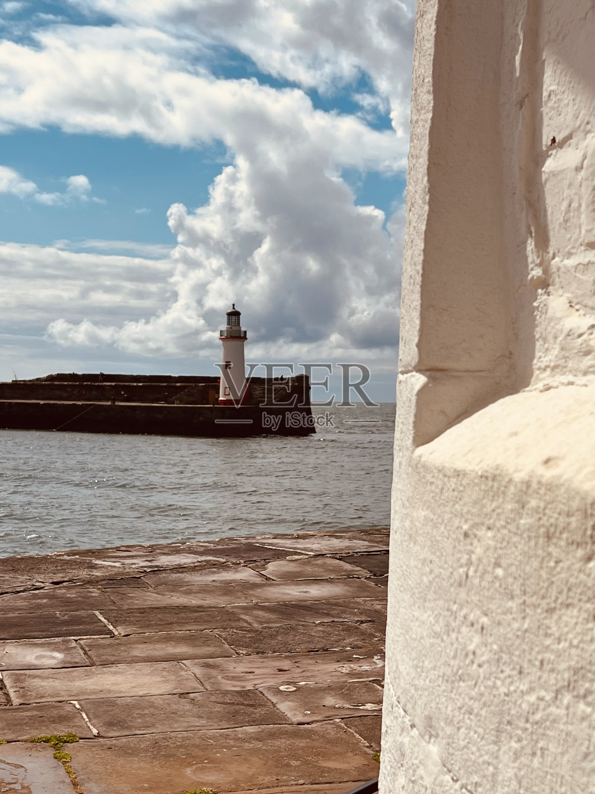 坎布里亚郡怀特黑文码头上的灯塔照片摄影图片