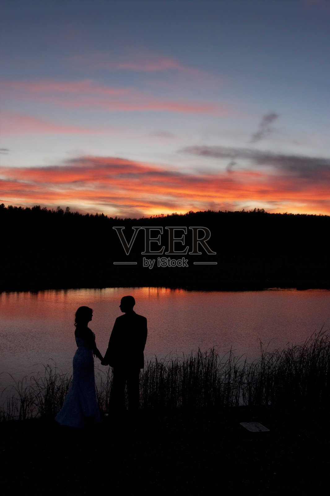 看日落的夫妇照片摄影图片