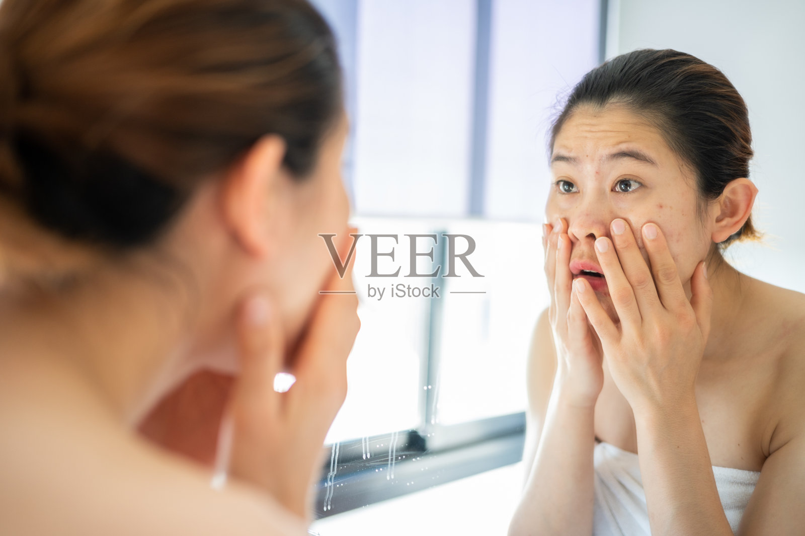 亚洲女性在照镜子后感到压力。照片摄影图片