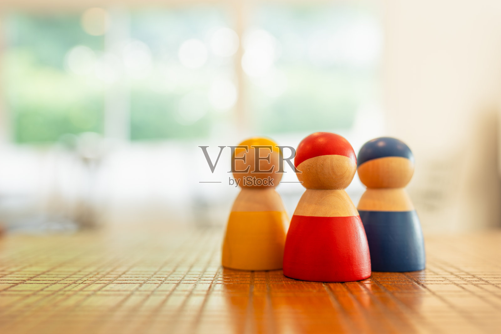 多色模特站在一起讨论他们的作品。形形色色的时尚人士站在一起。社会或人口，社会多样性的概念。照片摄影图片