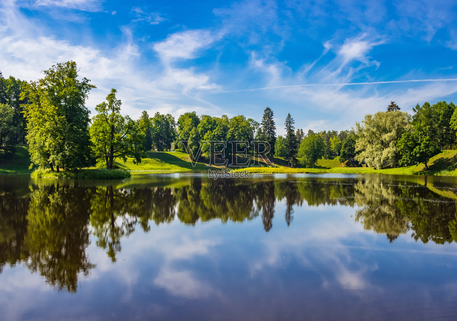 圣彼得堡公园的夏季景观。这座城市的地标。照片摄影图片