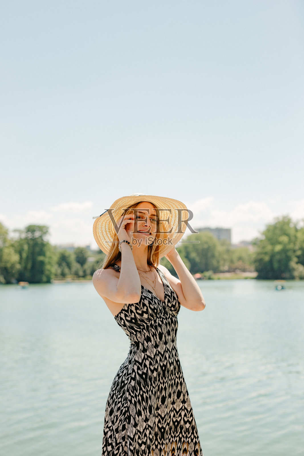 快乐的游客在海滩上享受夏天照片摄影图片