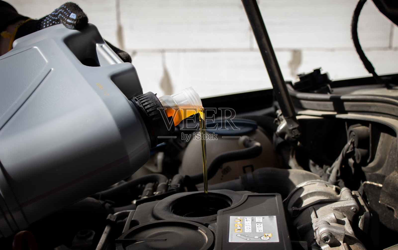 为发动机汽车变速箱和维修齿轮加油和倒油质量。照片摄影图片