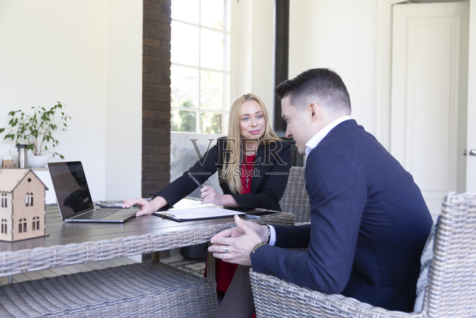 在合同开发期间与客户进行房地产代理照片摄影图片