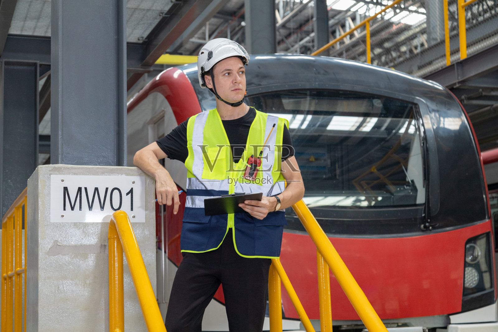 工程师检查备件清单并维护亚洲的轨道交通机车照片摄影图片