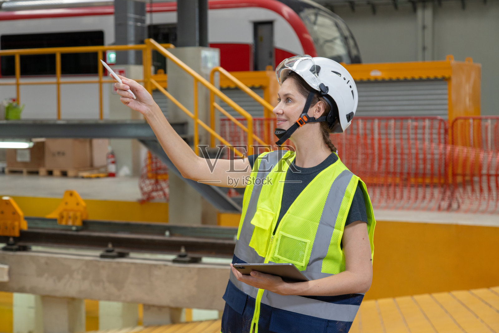 工程师检查备件清单并维护亚洲的轨道交通机车照片摄影图片