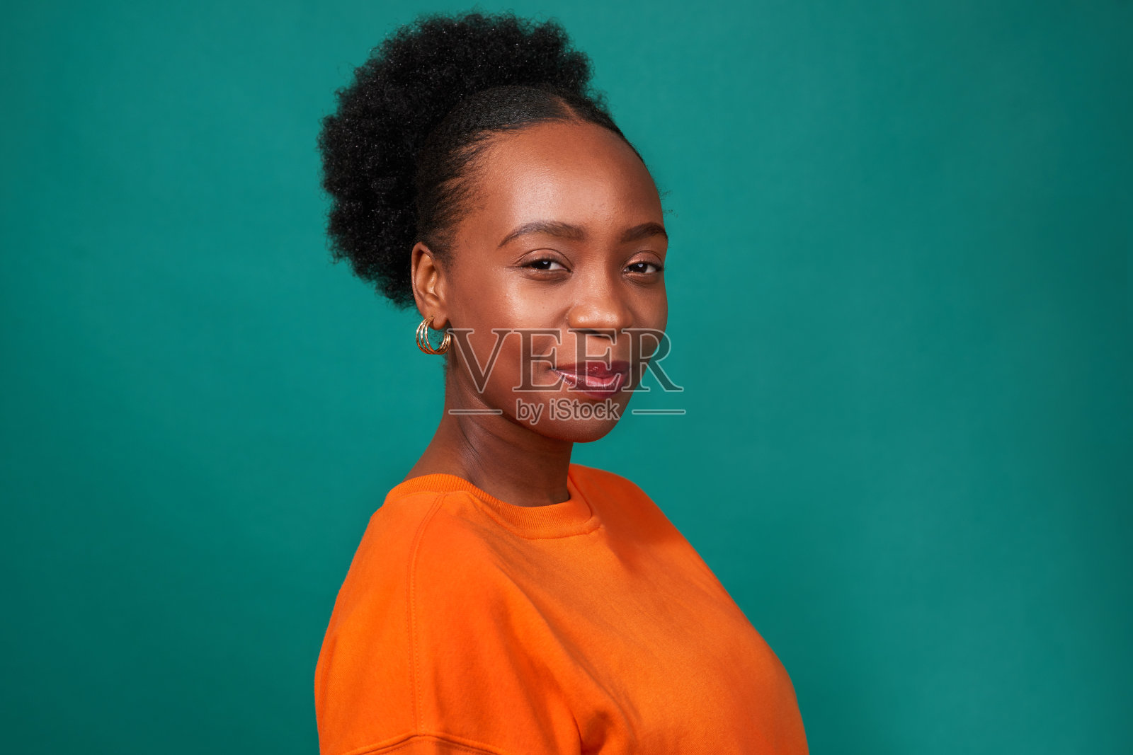 美丽的黑人女人微笑，工作室蓝绿色背景，时尚的生活方式肖像照片摄影图片
