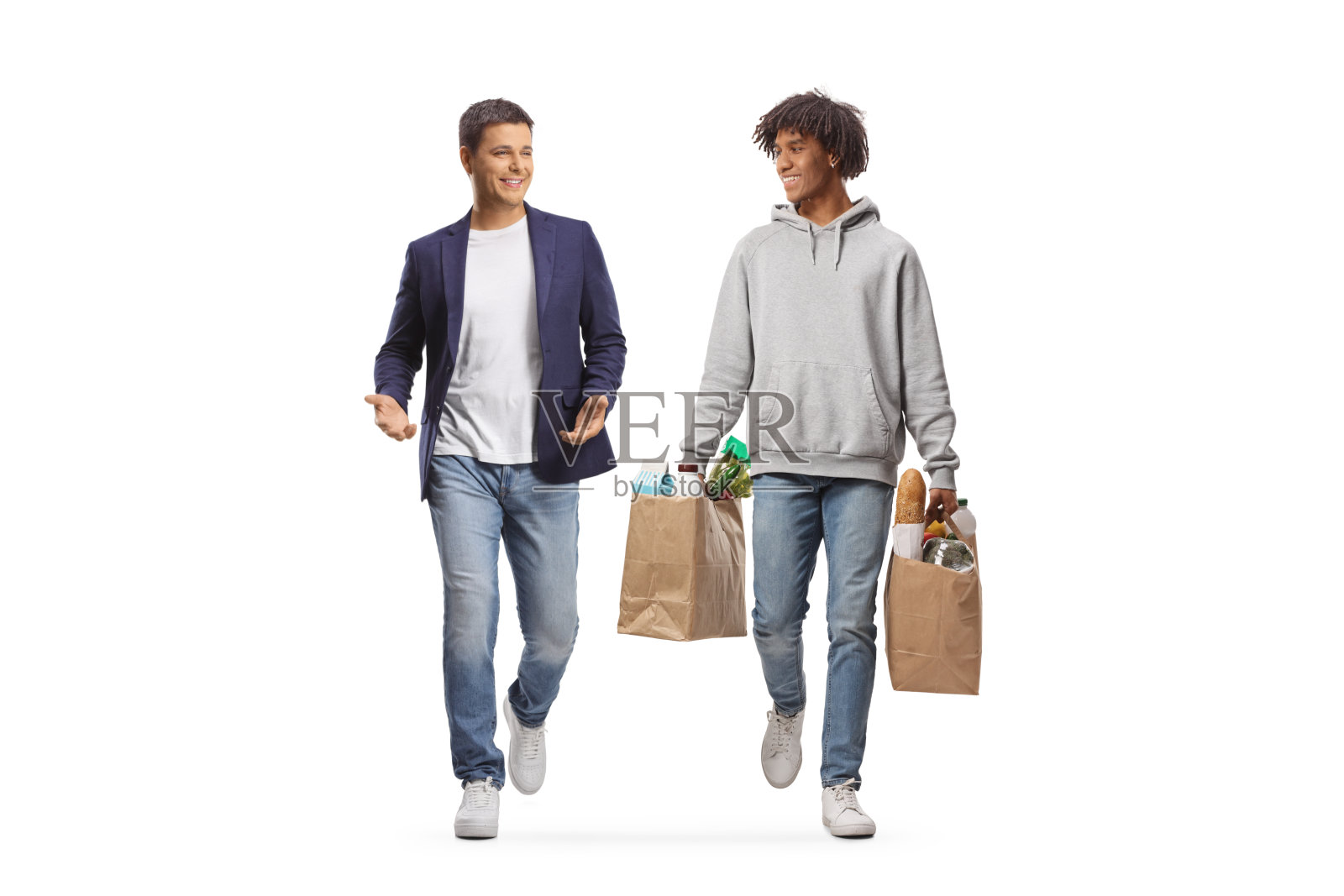 一个带着购物袋的非裔美国人一边走一边和朋友聊天照片摄影图片