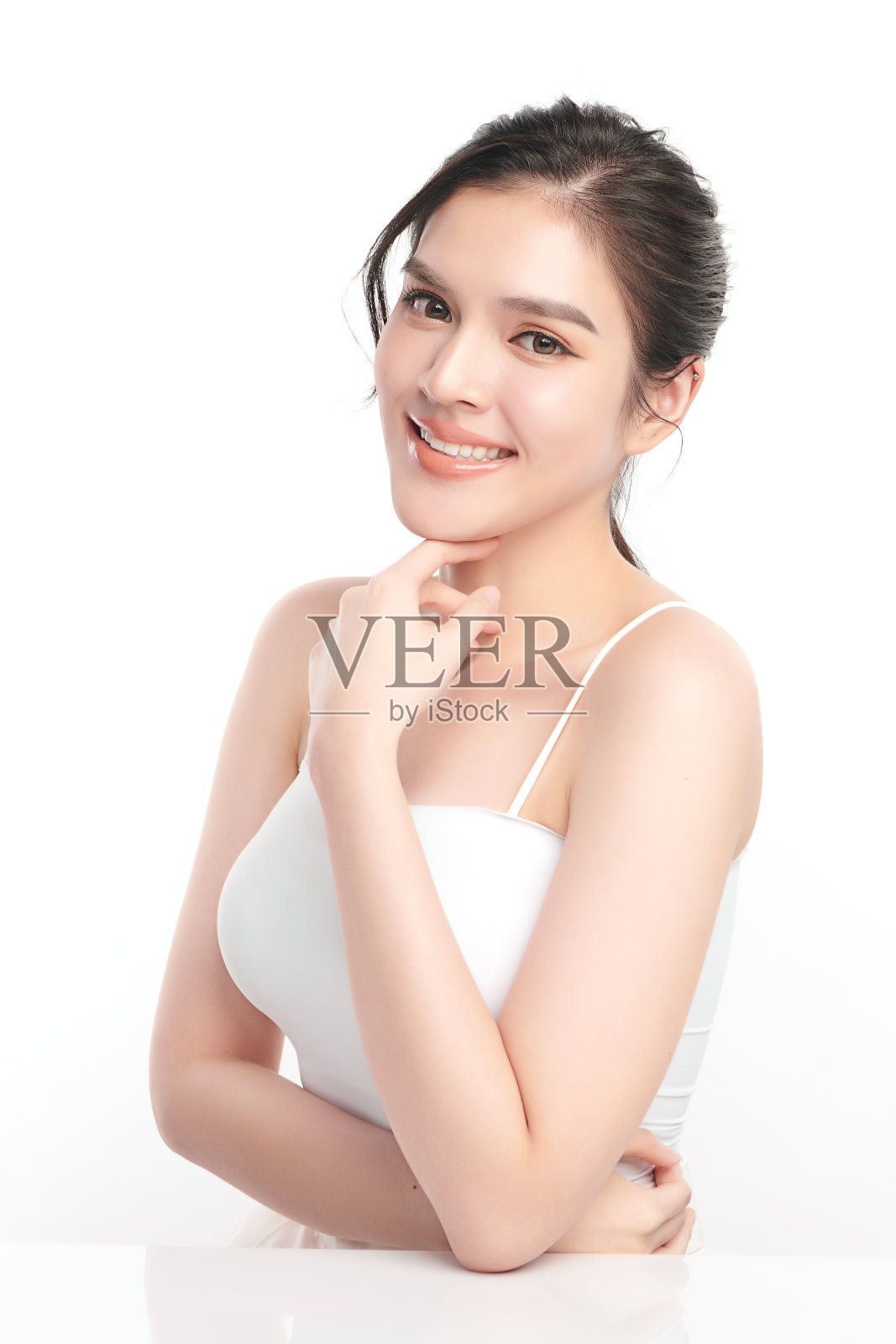 美丽年轻的亚洲女性，干净清新的皮肤在白色的背景，面部护理，面部护理，美容，美容和水疗，亚洲女性肖像。照片摄影图片