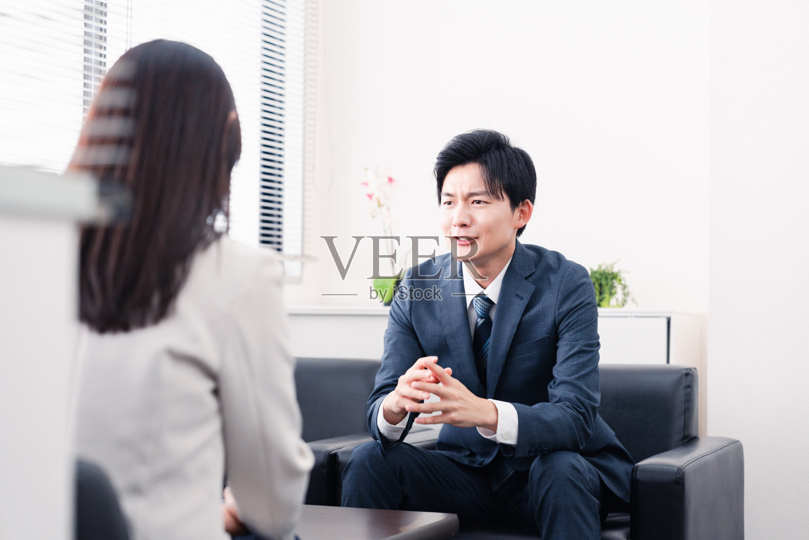 商务会议上神情严肃的商人照片摄影图片